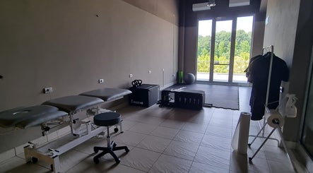 Interno di Realign - Elia Freschi, struttura di benessere a Sesto, Lombardia, IT, con attrezzature moderne accanto a finestre.
