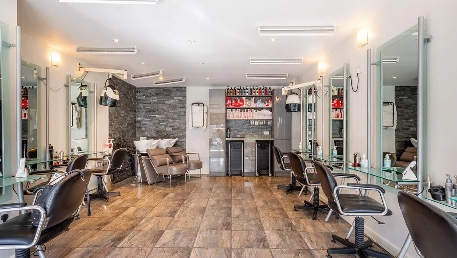 Valencia Salon interior in Newcastle upon Tyne, England, GB with modern chairs and mirrors.