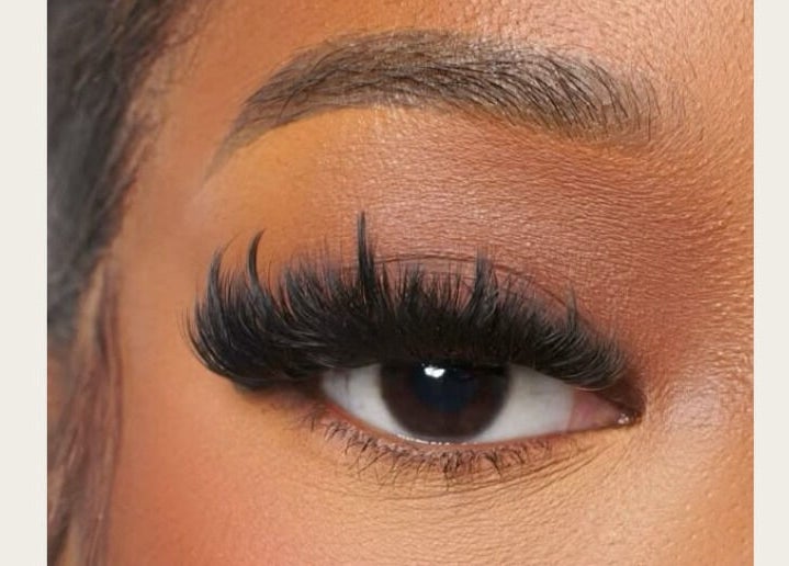 Extension de cils KYMA LASH STUDIO à Abidjan, District Autonome D'Abidjan, CI, offrant un look élégant.