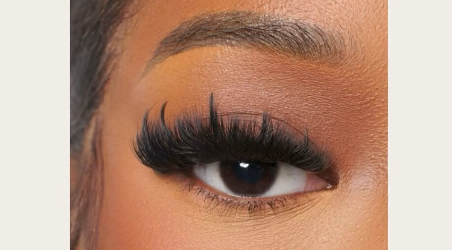 Extension de cils KYMA LASH STUDIO à Abidjan, District Autonome D'Abidjan, CI, offrant un look élégant.