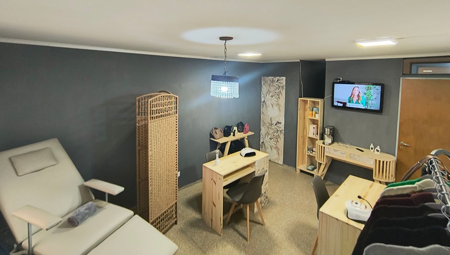 Interior moderno y acogedor de Carmelita en Córdoba, Córdoba, AR, con sillas y decoración elegante.
