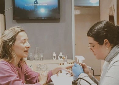 Manicura profesional en Carmelita, Córdoba, Córdoba, AR, ofreciendo una experiencia de belleza y bienestar.