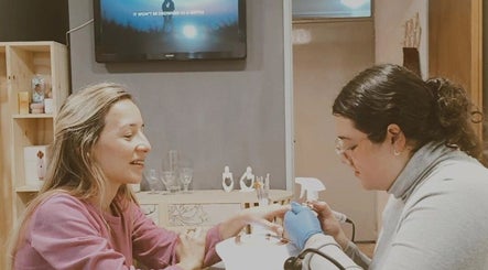 Manicura profesional en Carmelita, Córdoba, Córdoba, AR, ofreciendo una experiencia de belleza y bienestar.
