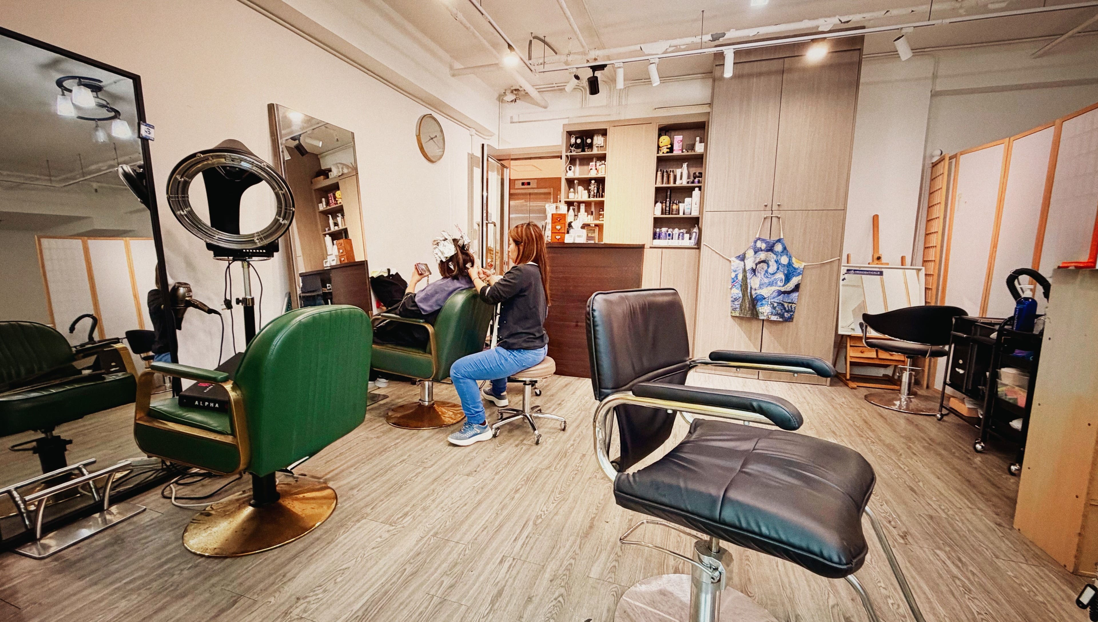 GroupM Hair Salon 在香港的现代美发空间，专业设计与舒适座椅。