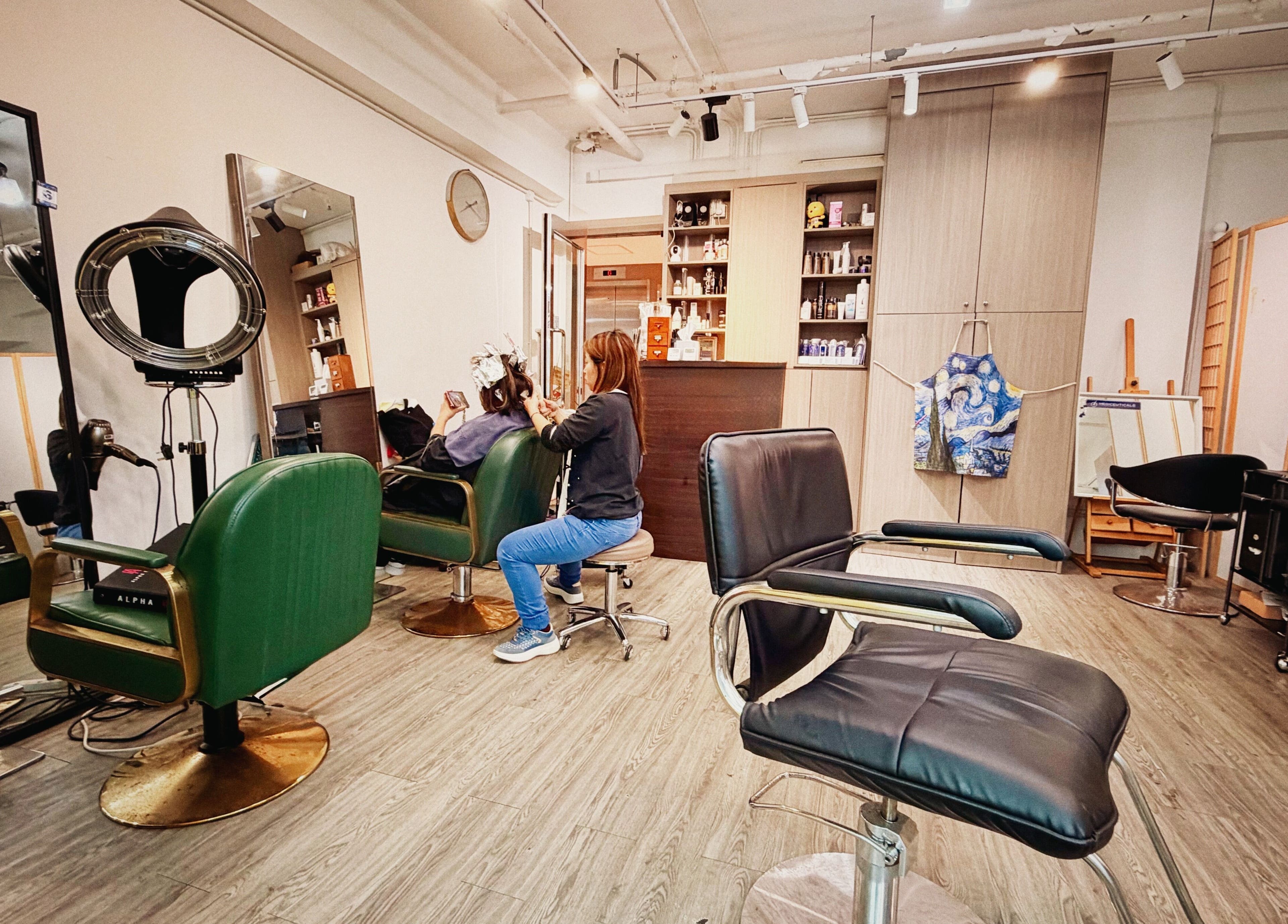 GroupM Hair Salon 在香港的现代美发空间，专业设计与舒适座椅。