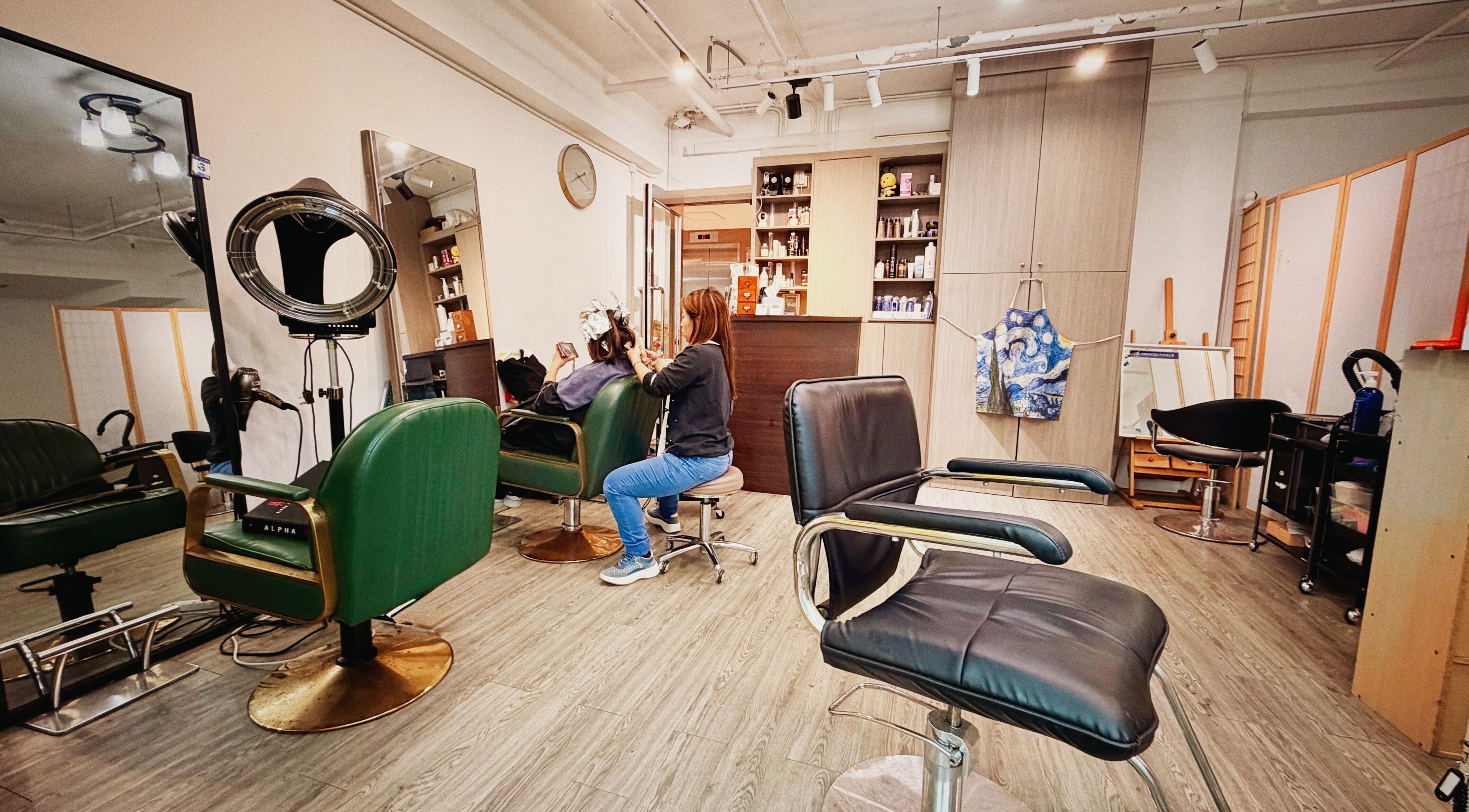 GroupM Hair Salon 在香港的现代美发空间，专业设计与舒适座椅。
