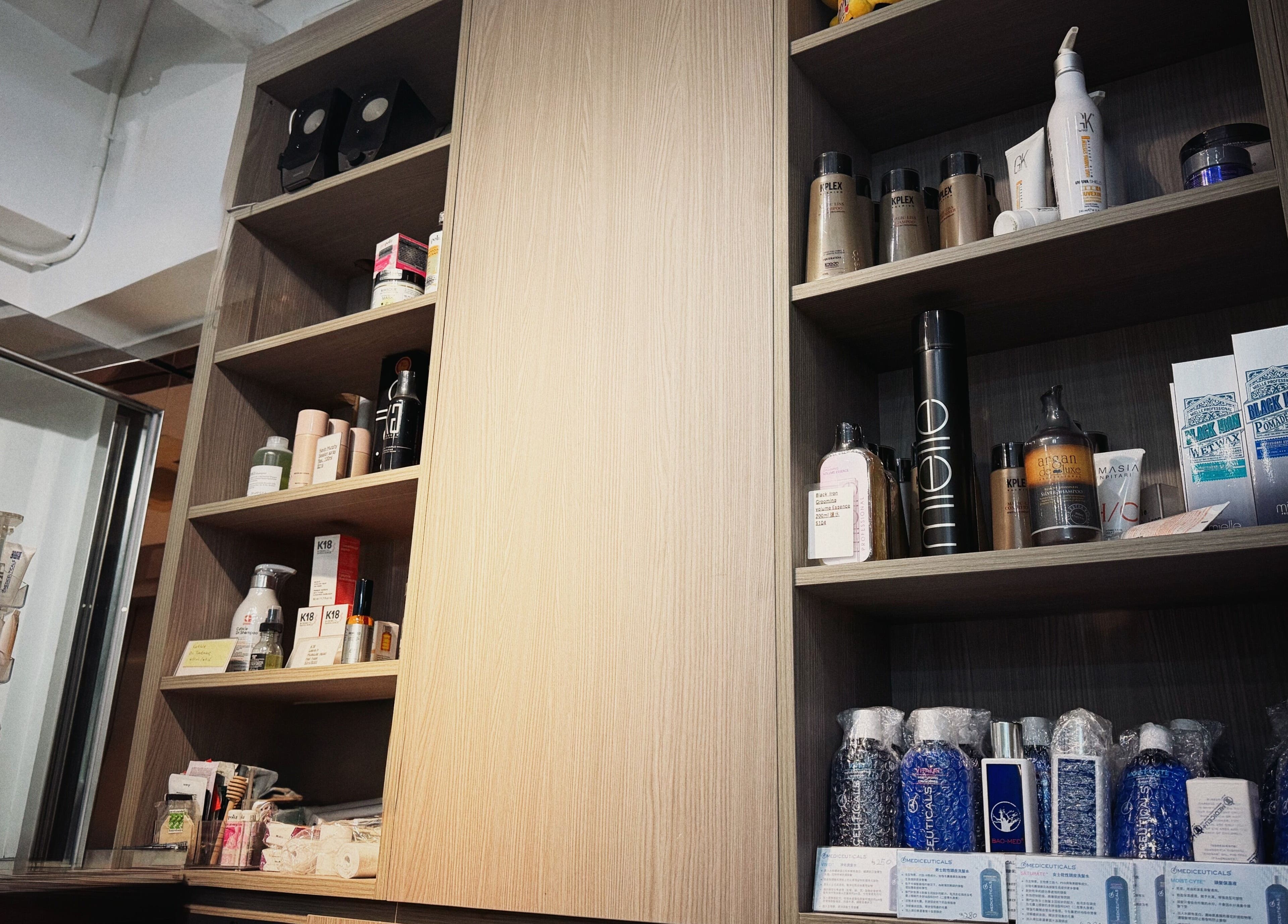 GroupM Hair Salon的精美护发产品展示，位于香港，HK。