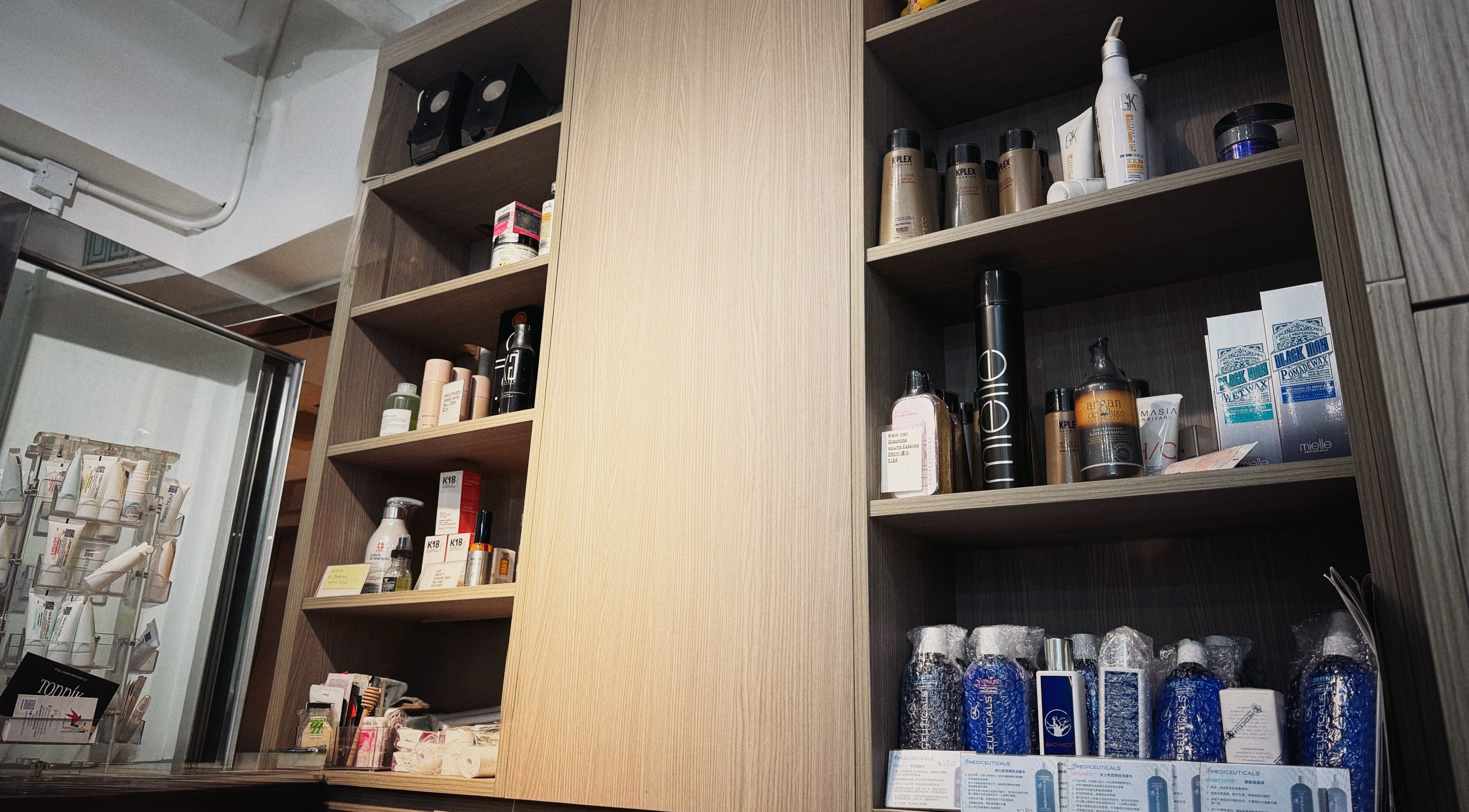 GroupM Hair Salon的精美护发产品展示，位于香港，HK。