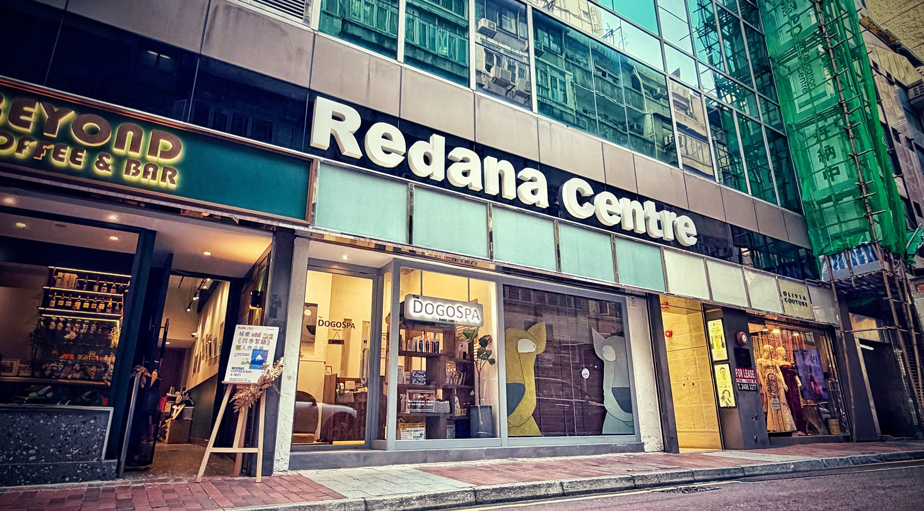 GroupM Hair Salon位于香港HK的时尚商业街入口。