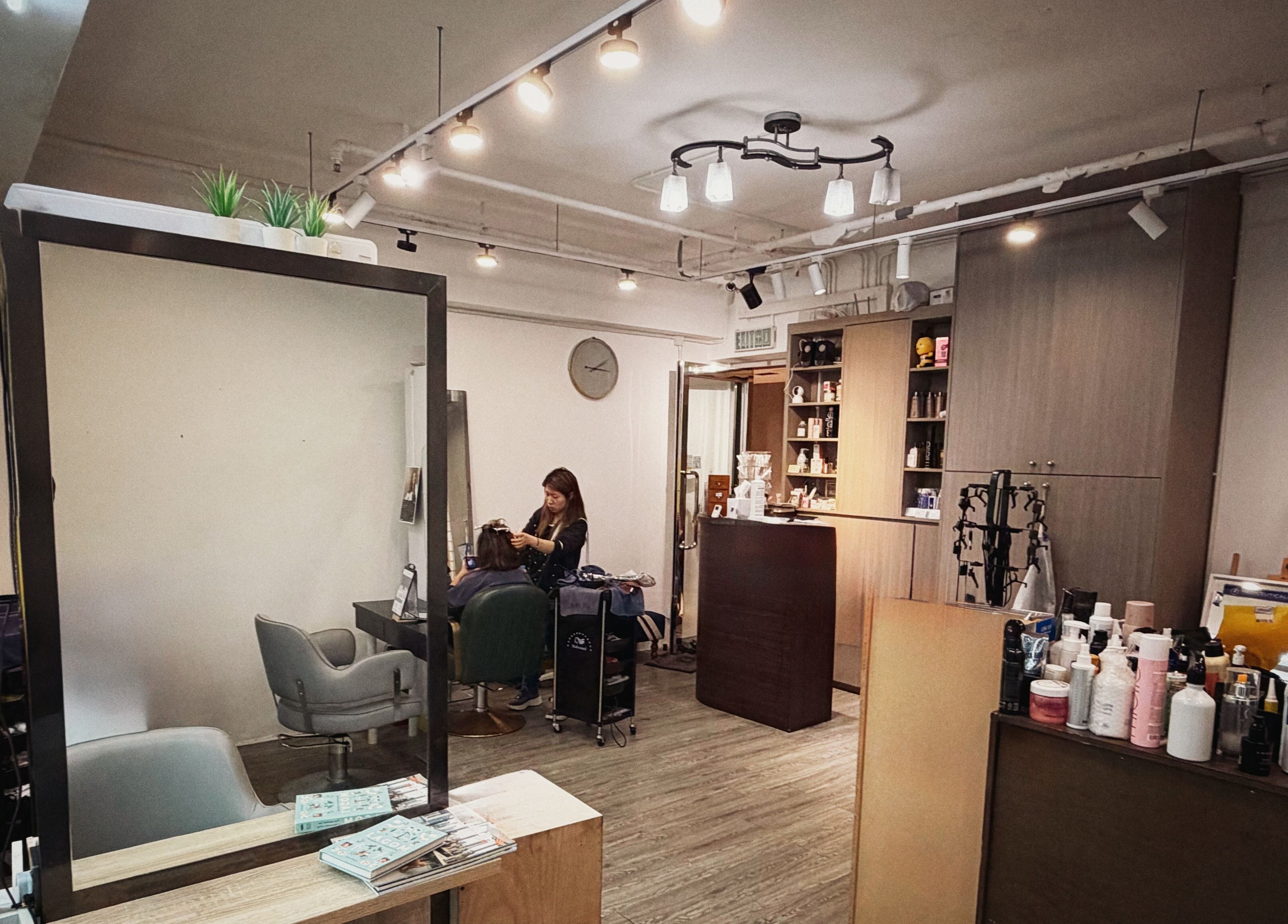 GroupM Hair Salon内景，理发师在香港HK提供专业服务。