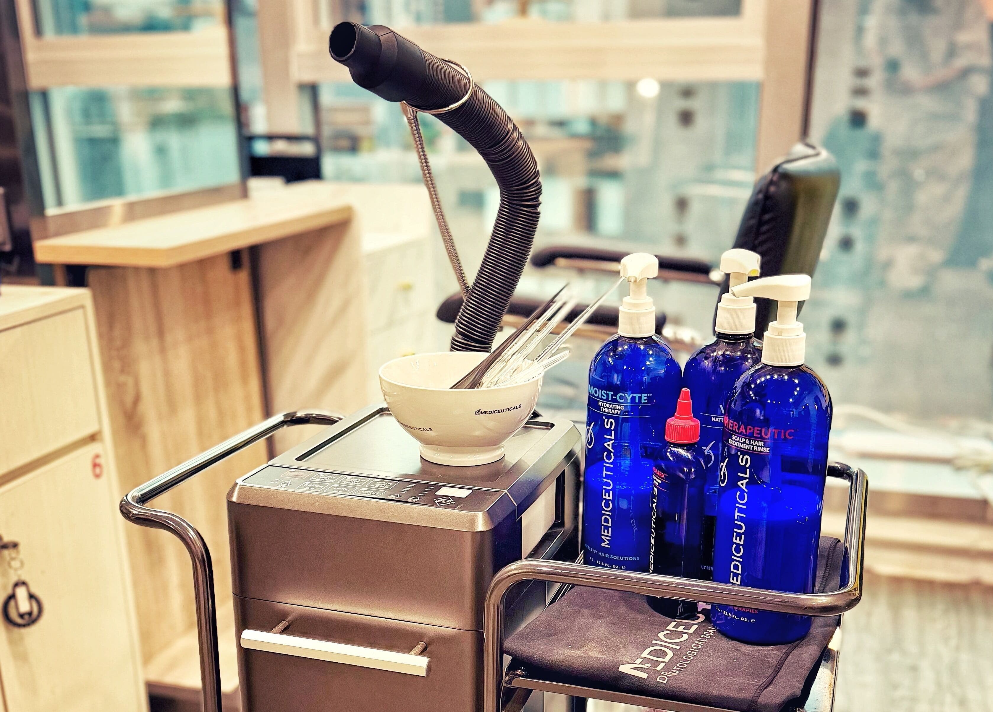 GroupM Hair Salon 的现代美发工具在香港工作室展示。