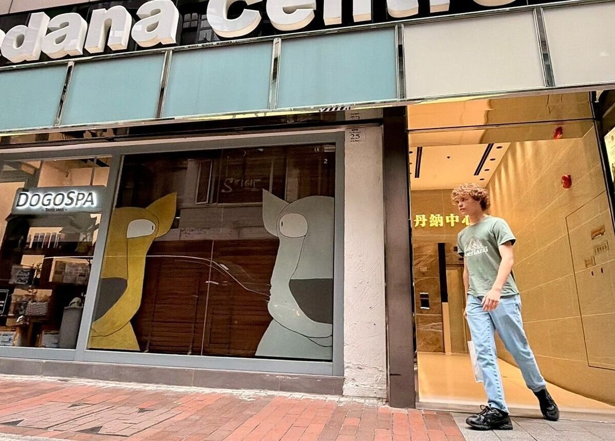 GroupM Hair Salon 位于香港市中心，橱窗展示现代设计，方便顾客出入。