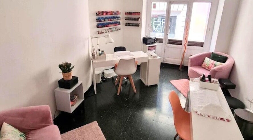 Acogedora sala de manicura en Espacio Lumiere, Madrid, Comunidad De Madrid, ES, con decoración moderna.