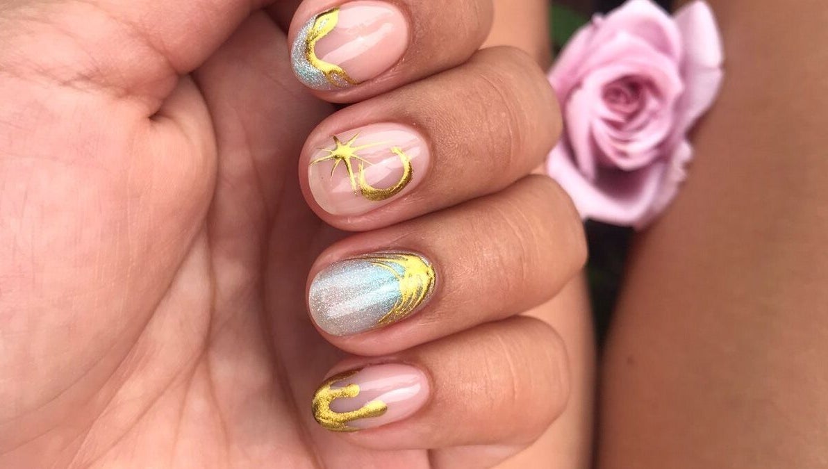Arte de uñas con diseño dorado en Beanailsstudio, Buenos Aires, Ciudad Autónoma De Buenos Aires, AR.