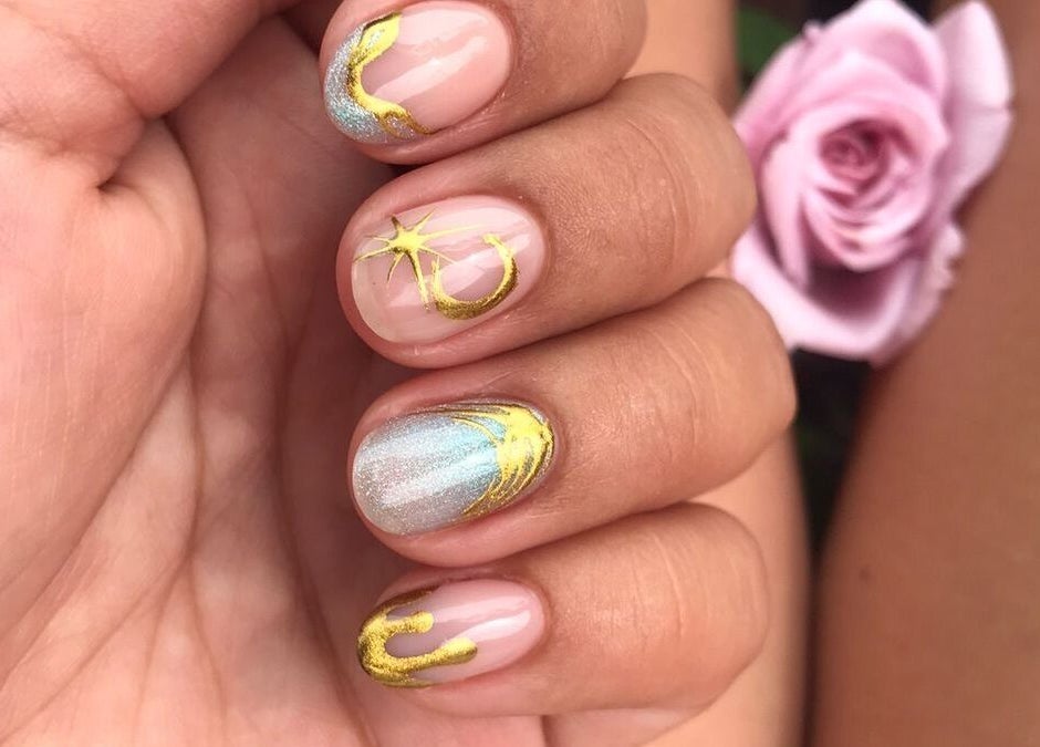 Arte de uñas con diseño dorado en Beanailsstudio, Buenos Aires, Ciudad Autónoma De Buenos Aires, AR.