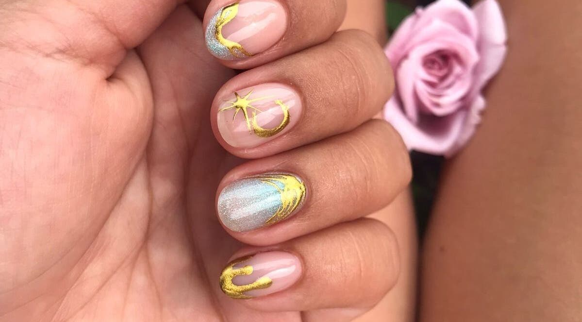 Arte de uñas con diseño dorado en Beanailsstudio, Buenos Aires, Ciudad Autónoma De Buenos Aires, AR.