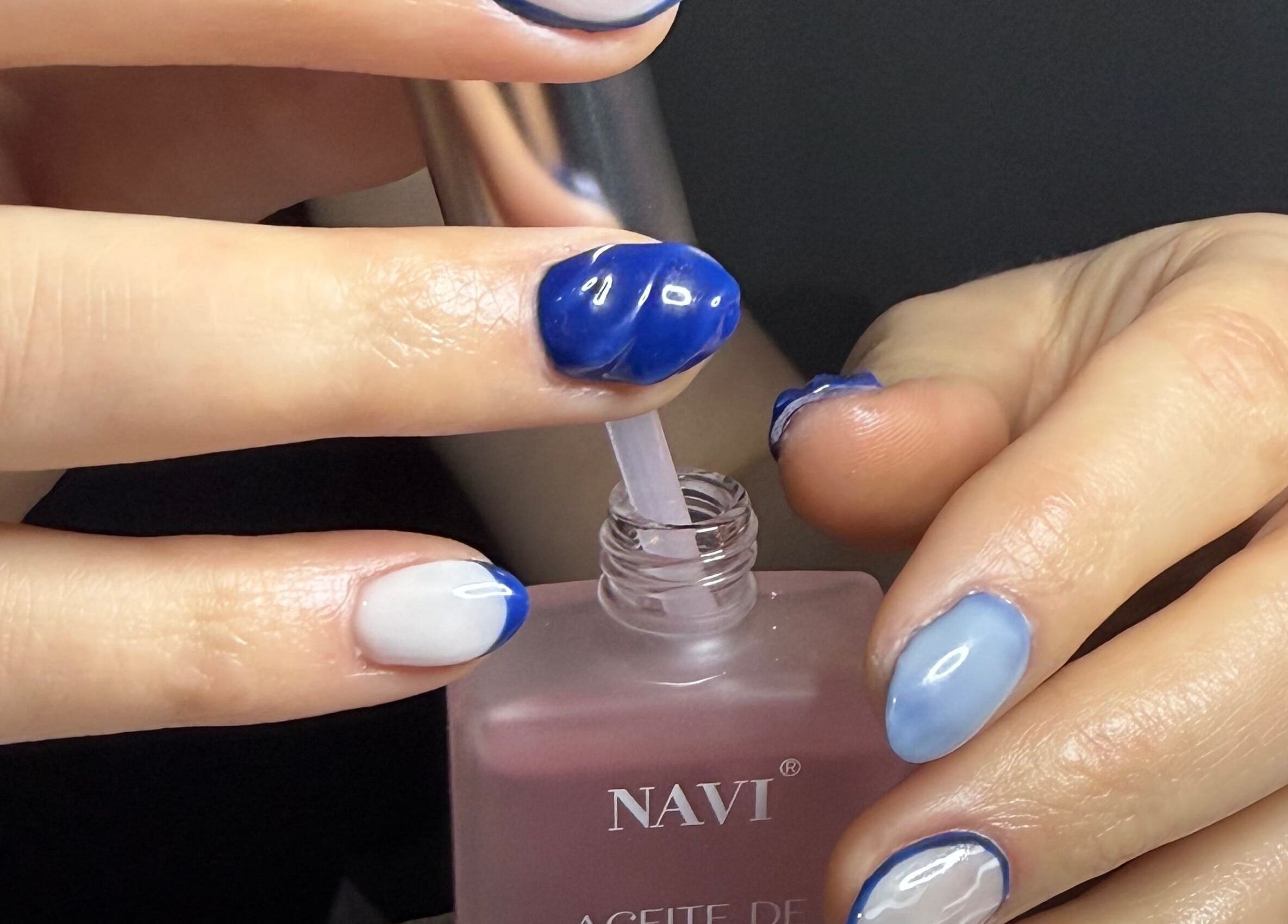 Manicura azul en Beanailsstudio, Buenos Aires, Ciudad Autónoma De Buenos Aires, AR. Cuidado de uñas con aceite.