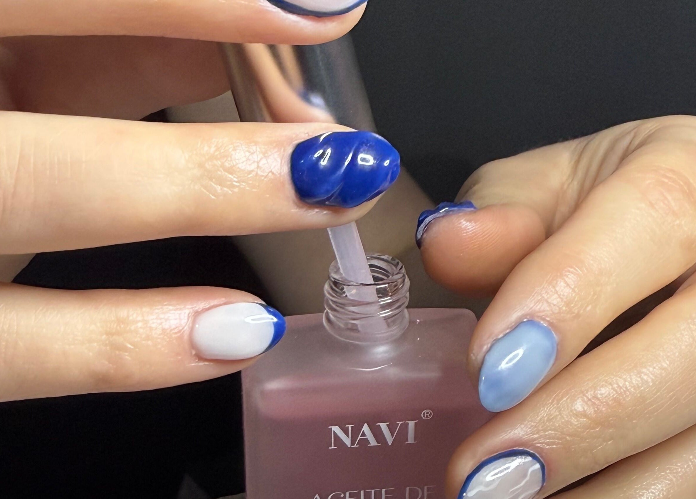 Manicura azul en Beanailsstudio, Buenos Aires, Ciudad Autónoma De Buenos Aires, AR. Cuidado de uñas con aceite.