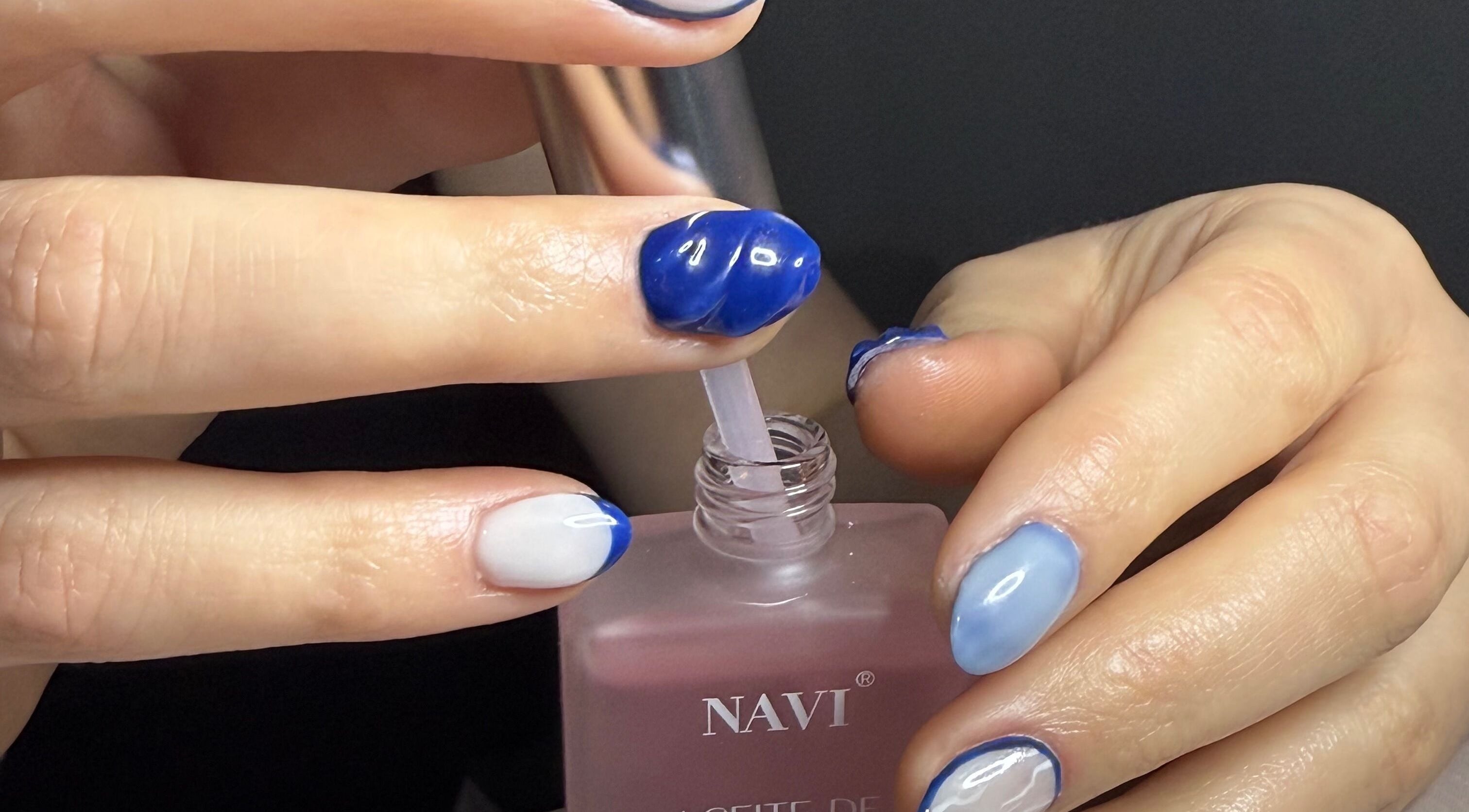 Manicura azul en Beanailsstudio, Buenos Aires, Ciudad Autónoma De Buenos Aires, AR. Cuidado de uñas con aceite.