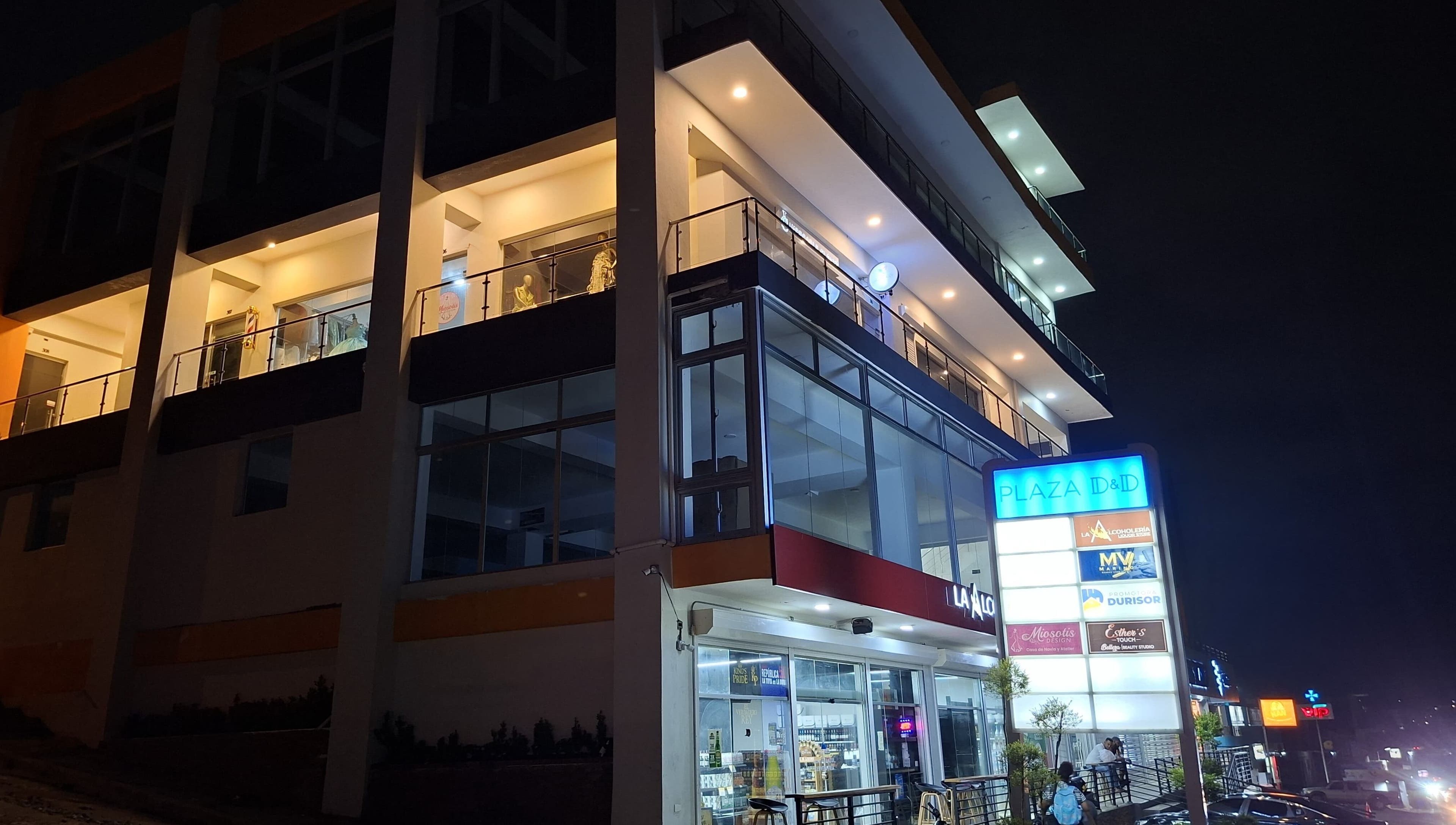 Fachada iluminada de LAFOTOFILM en Plaza D&D, Santo Domingo, Santo Domingo, DO.