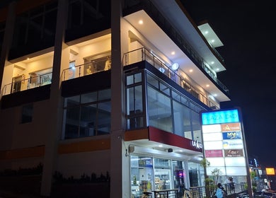 Fachada iluminada de LAFOTOFILM en Plaza D&D, Santo Domingo, Santo Domingo, DO.