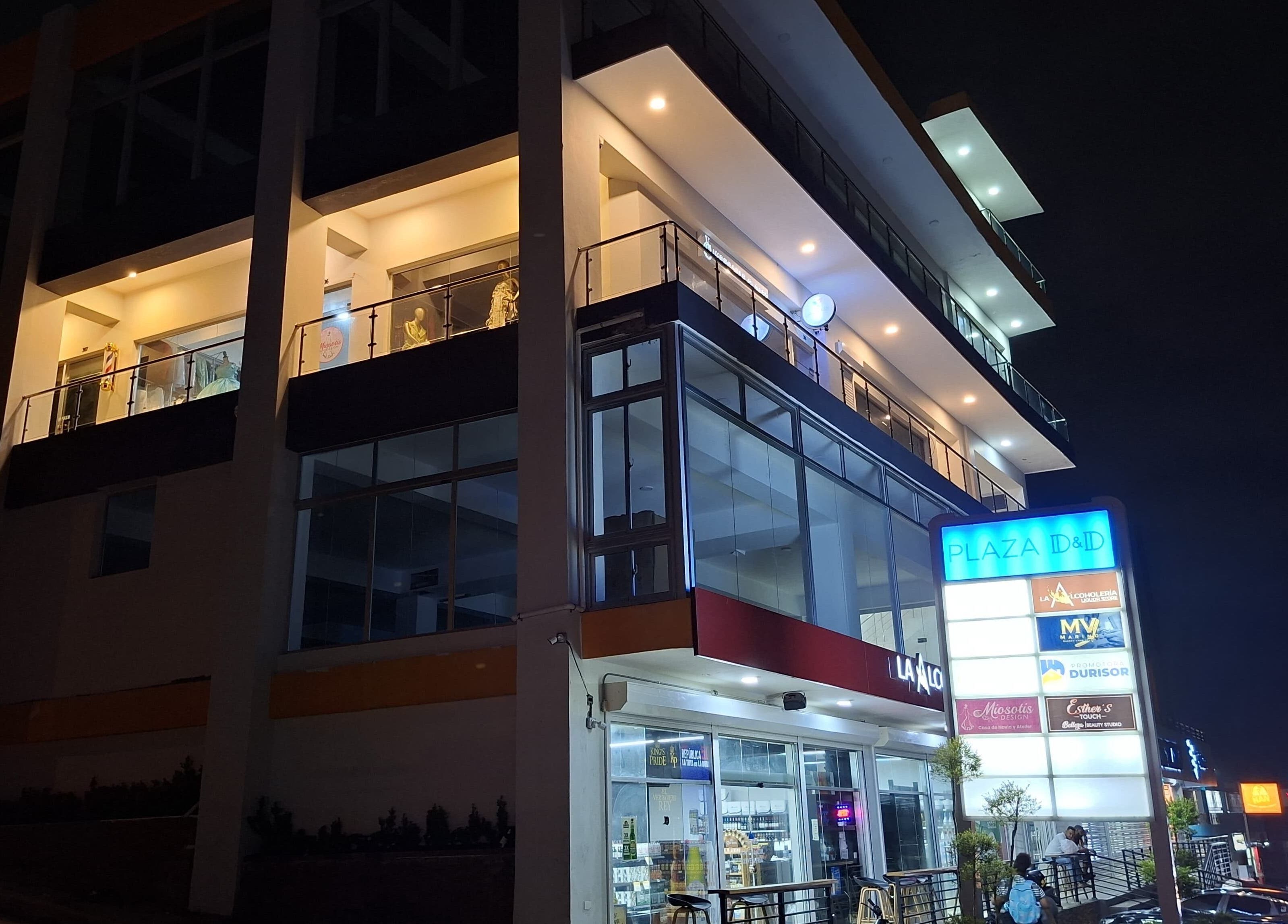 Fachada iluminada de LAFOTOFILM en Plaza D&D, Santo Domingo, Santo Domingo, DO.