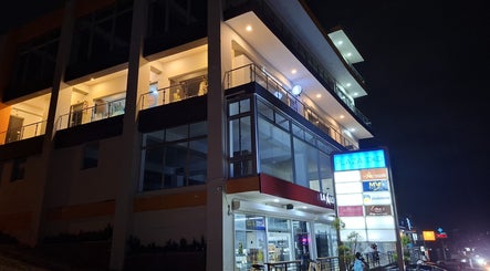 Fachada iluminada de LAFOTOFILM en Plaza D&D, Santo Domingo, Santo Domingo, DO.