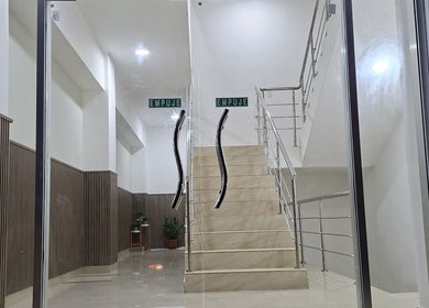 Entrada moderna con escalera en LAFOTOFILM, Santo Domingo, Santo Domingo, DO.