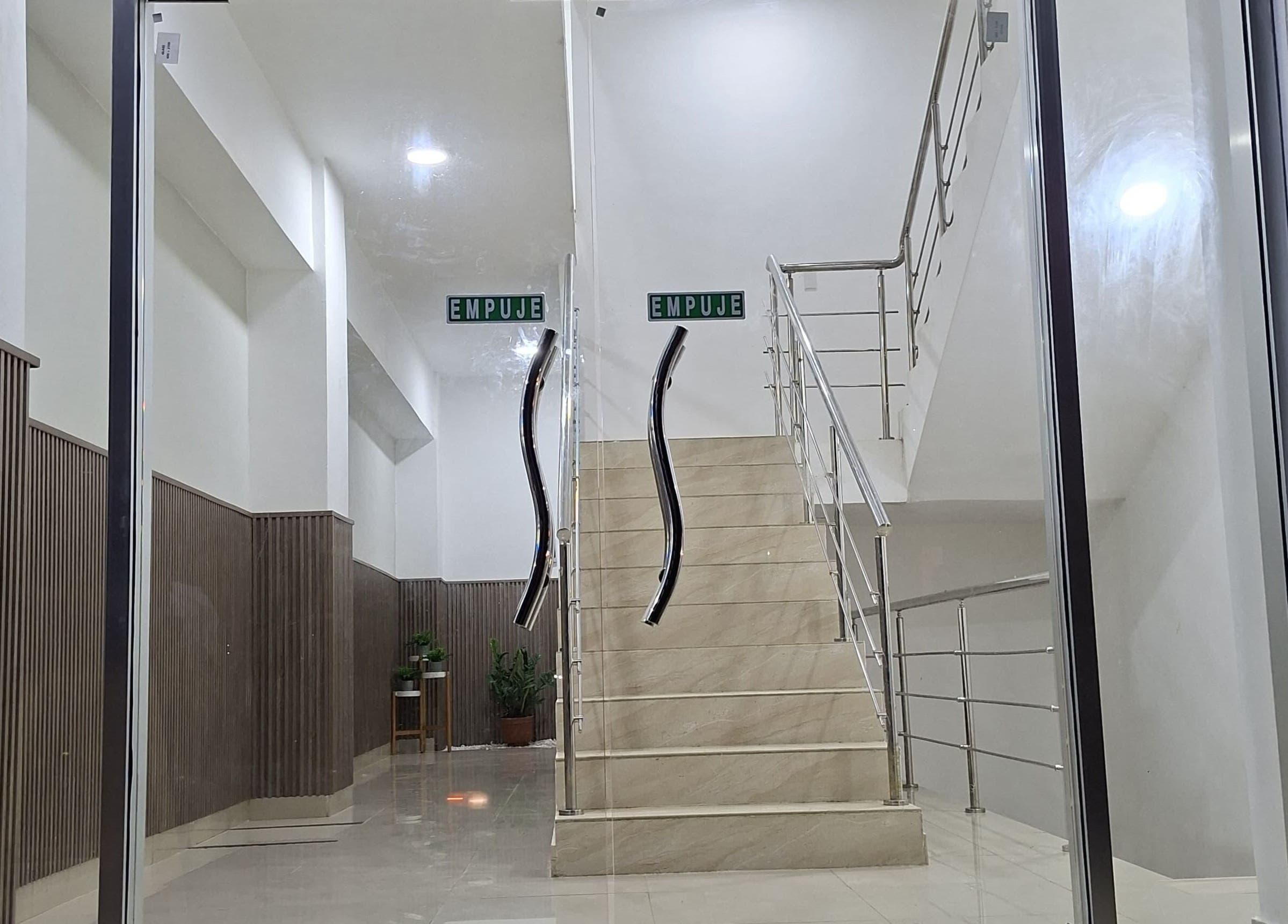 Entrada moderna con escalera en LAFOTOFILM, Santo Domingo, Santo Domingo, DO.