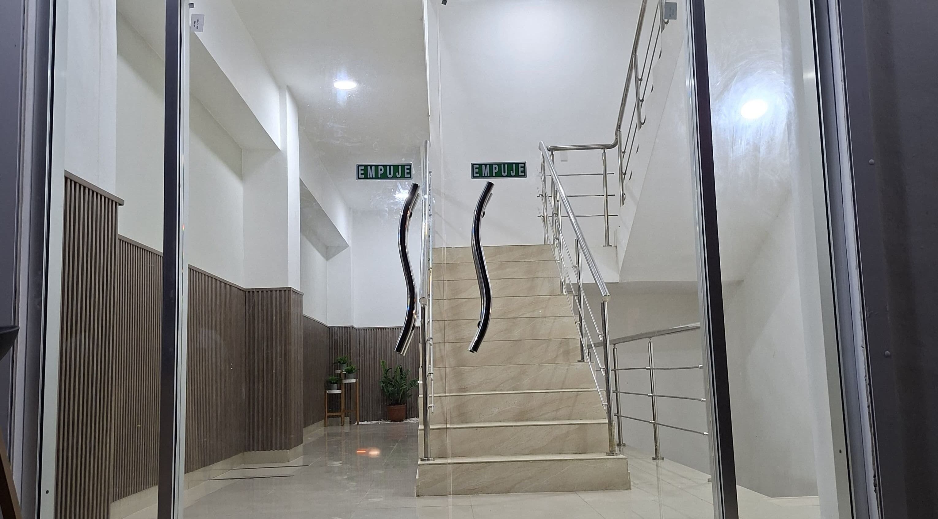 Entrada moderna con escalera en LAFOTOFILM, Santo Domingo, Santo Domingo, DO.