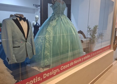 Vestido de gala y traje en escaparate de LAFOTOFILM, Santo Domingo, Santo Domingo, DO.
