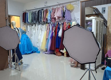 Vestuario de gala en LAFOTOFILM, Santo Domingo, DO, mostrando variedad de vestidos y accesorios.