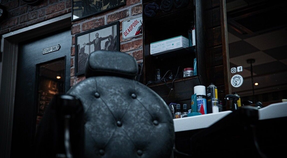 Interieur van Barbershop De Valk in Barneveld, Gelderland, NL met een traditionele kappersstoel.