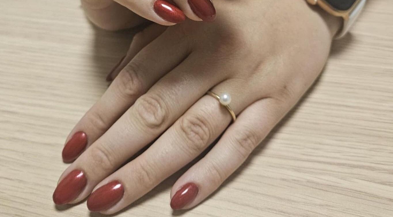 Rode manicure bij Feet-Care Ann-Sophie, Wichelen, Vlaanderen, BE met parelring.