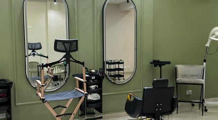 Interior de Vrach en Panama City, Panamá Province, PA con sillas de peluquería y grandes espejos decorativos.