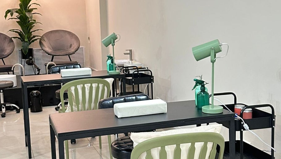 Interior moderno de Vrach en Panama City, Panamá Province, PA, mostrando estaciones de belleza acogedoras.
