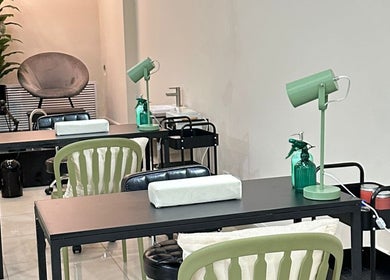Interior moderno de Vrach en Panama City, Panamá Province, PA, mostrando estaciones de belleza acogedoras.