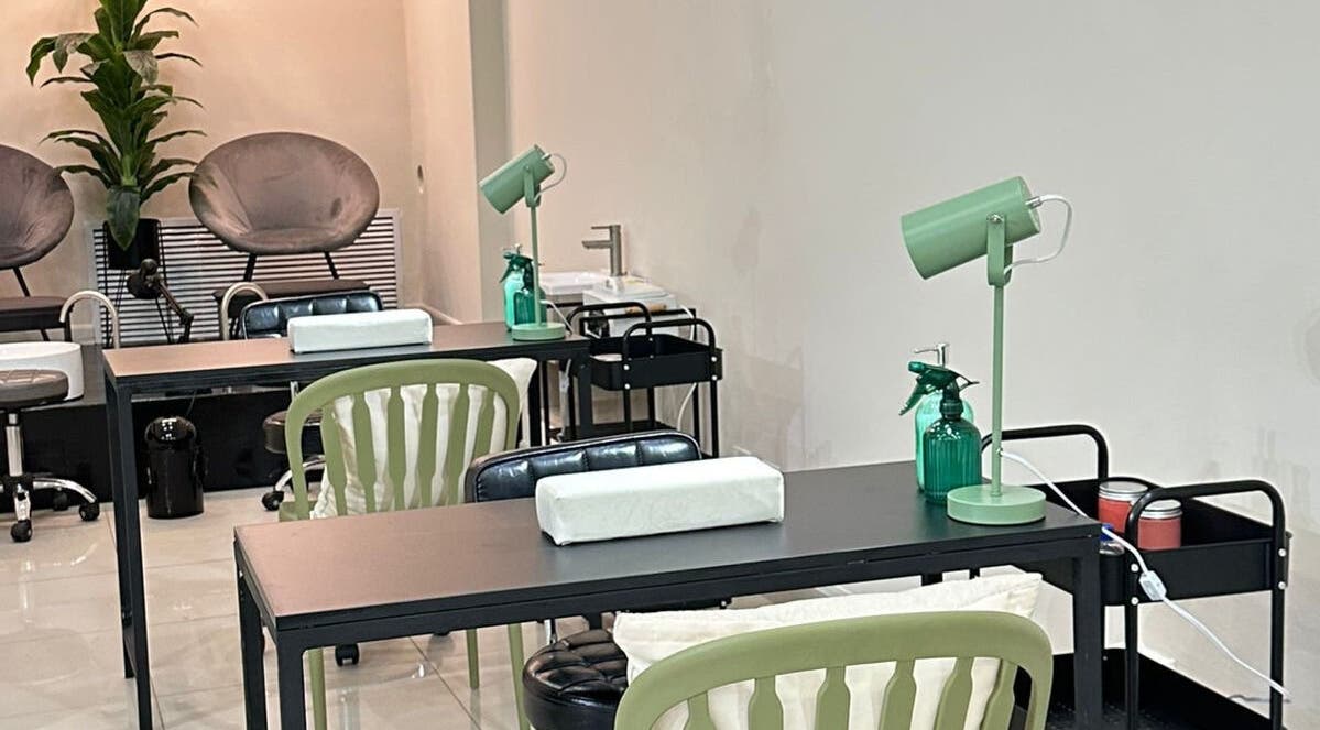 Interior moderno de Vrach en Panama City, Panamá Province, PA, mostrando estaciones de belleza acogedoras.