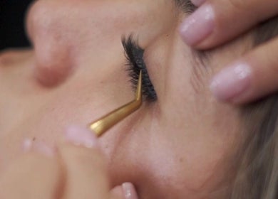 Aplicación de extensiones de pestañas en Lacio & Rizo, Loja, Loja, EC, resaltando belleza natural.