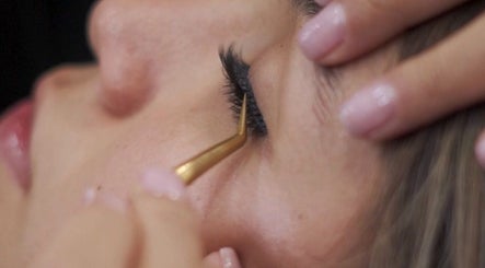 Aplicación de extensiones de pestañas en Lacio & Rizo, Loja, Loja, EC, resaltando belleza natural.