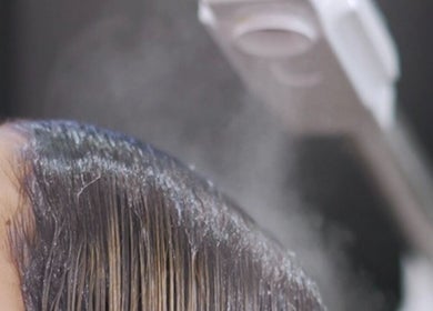 Tratamiento capilar con vapor en Lacio & Rizo, Loja, Loja, EC, mejorando la salud del cabello.