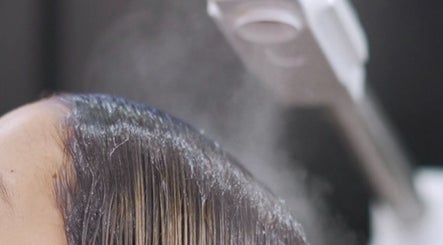Tratamiento capilar con vapor en Lacio & Rizo, Loja, Loja, EC, mejorando la salud del cabello.