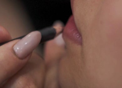 Aplicación de delineador de labios en Lacio & Rizo, Loja, Loja, EC para un acabado perfecto.