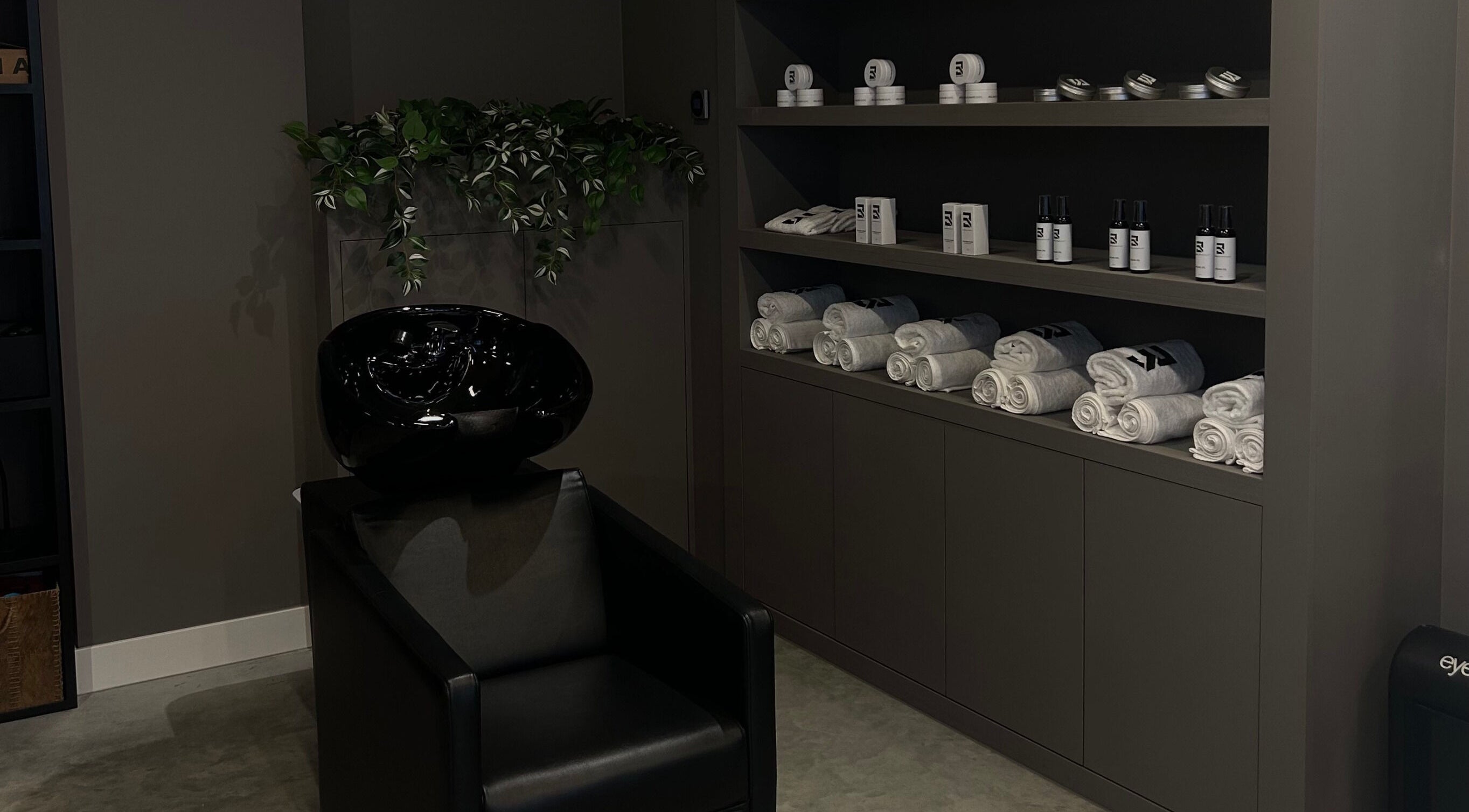 Stijlvol interieur van Roliskos Barbershop in Woerden, Utrecht, NL met moderne voorzieningen en luxe handdoeken.