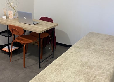 Salle de bien-être chez Mélinka M, Noisy-le-grand, Île-de-France avec bureau et table de soins.