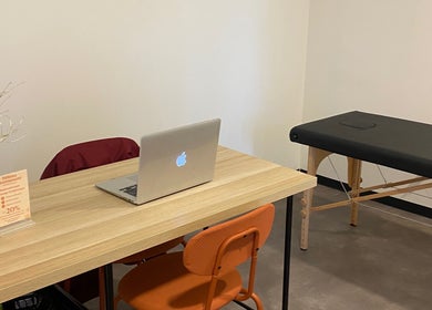 Salle de massage moderne chez Mélinka M, Noisy-le-grand, Île-de-france, FR avec bureau et table de massage.