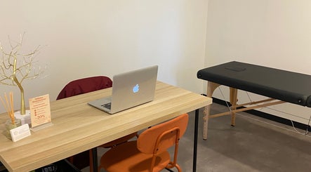 Salle de massage moderne chez Mélinka M, Noisy-le-grand, Île-de-france, FR avec bureau et table de massage.