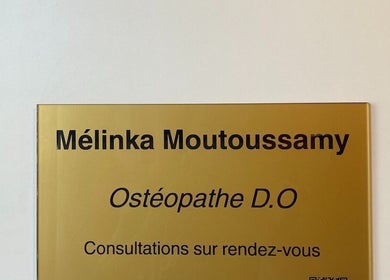 Plaque dorée de Mélinka M, ostéopathe à Noisy-le-grand, Île-de-France, FR pour consultations sur rendez-vous.