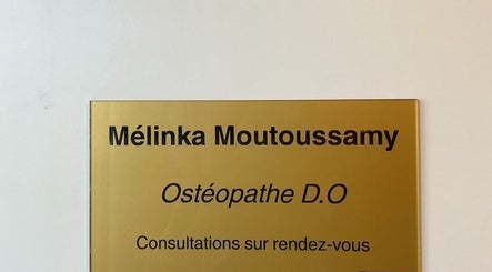 Plaque dorée de Mélinka M, ostéopathe à Noisy-le-grand, Île-de-France, FR pour consultations sur rendez-vous.