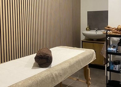 Salle de massage à Mélinka M, Noisy-le-grand, Île-de-France, FR, avec table et évier design moderne.